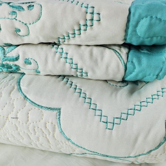 Quilt Bedspread Fancy Embroidery aquamarine / beige Size Queen - Picture 3 of 3